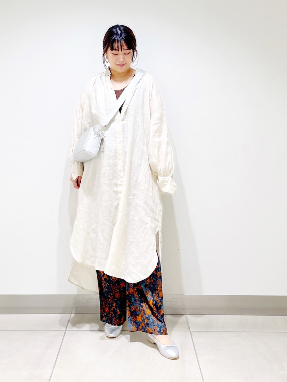 オレンジ系のその他パンツ、シルバー系のバレエシューズ、シルバー系のショルダーバッグを着用したレディースの夏コーディネートの2枚目の写真