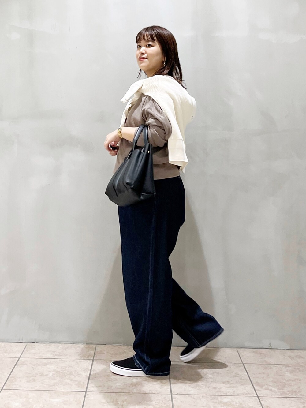 グレー系のTシャツ/カットソー、ホワイト系のカーディガン/ボレロ、ブラック系のトートバッグを着用したレディースの秋コーディネートの10枚目の写真