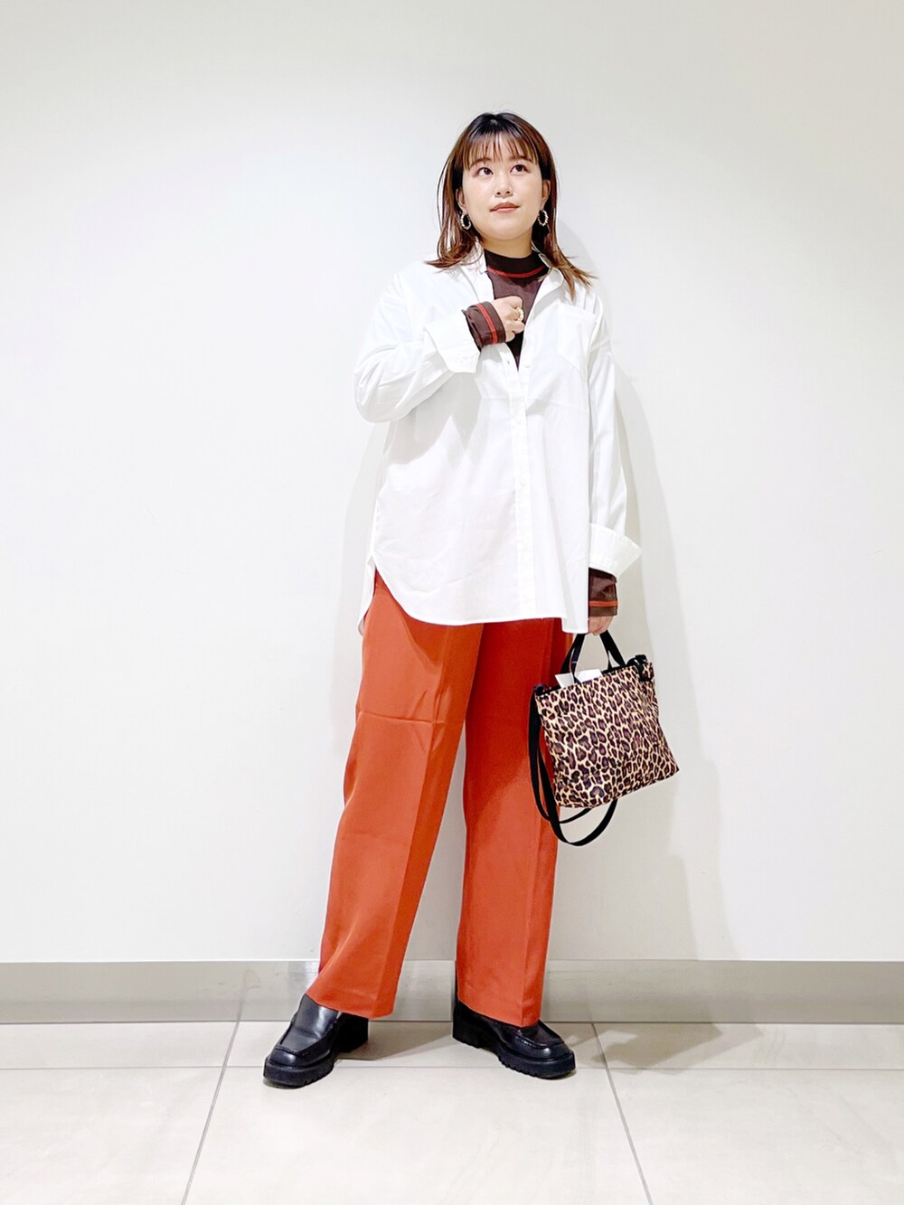 ホワイト系のシャツ/ブラウス、オレンジ系のその他パンツ、その他のショルダーバッグを着用したレディースの秋コーディネートの2枚目の写真