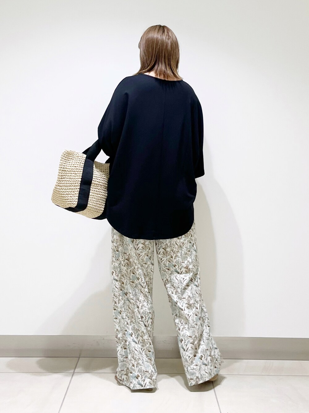 ホワイト系のその他パンツ、ベージュ系のトートバッグ、ブラック系のTシャツ/カットソーを着用したレディースの春コーディネートの3枚目の写真