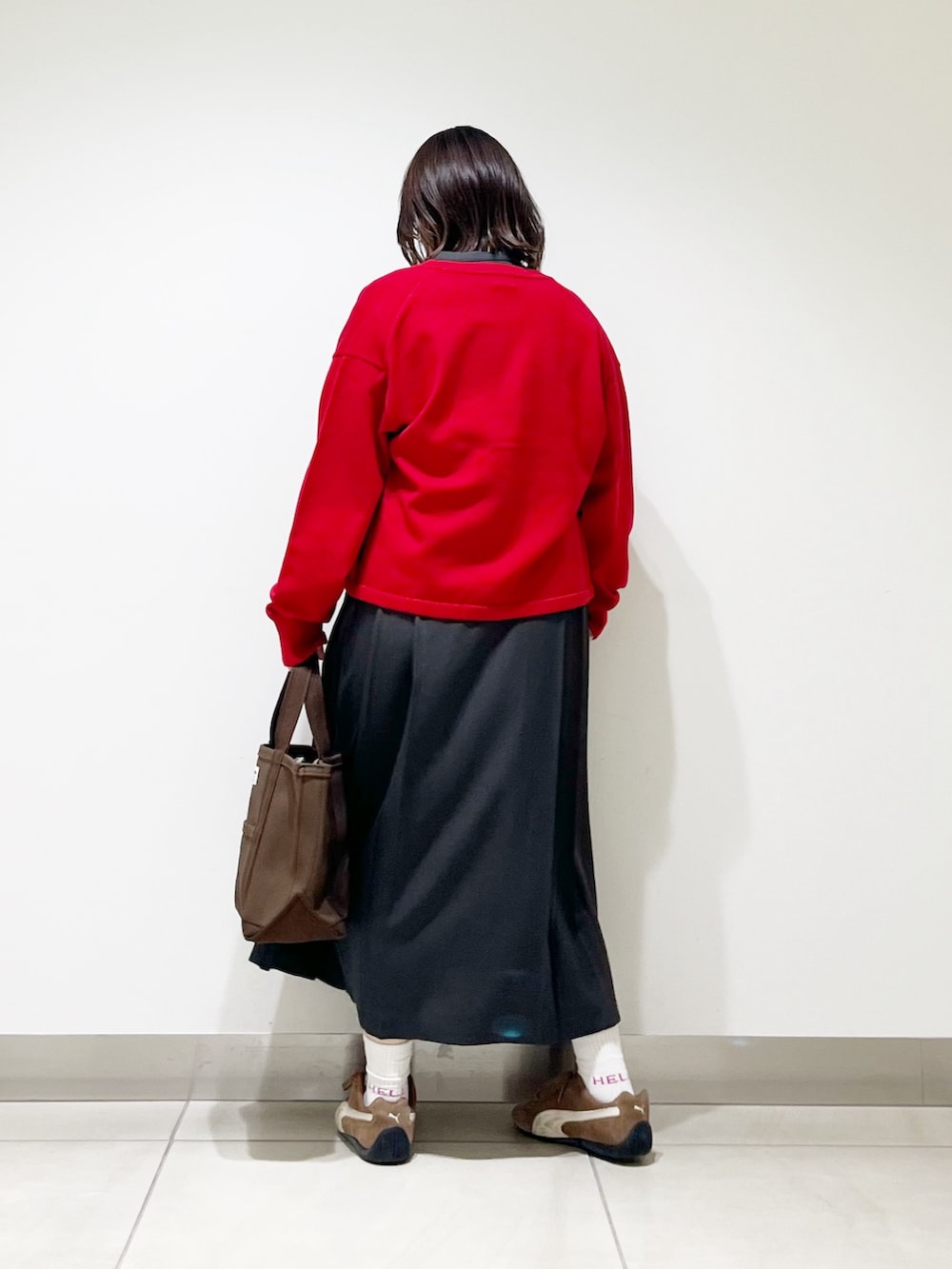 グレー系のワンピース、ブラウン系のトートバッグ、レッド系のカーディガン/ボレロを着用したレディースの秋コーディネートの5枚目の写真