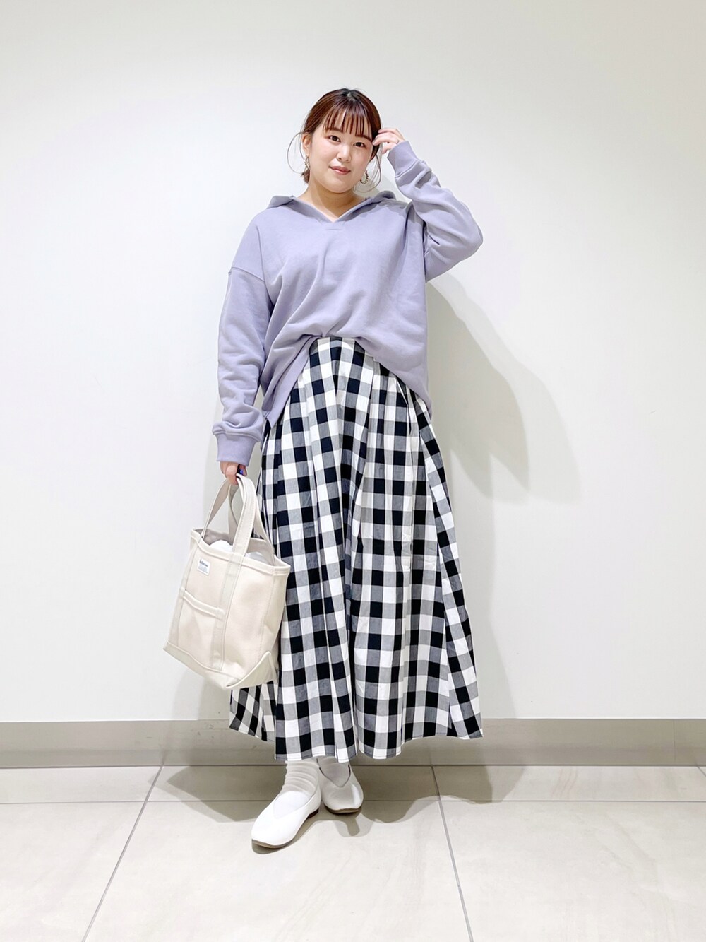 パープル系のパーカー、その他のスカート、ホワイト系のパンプスを着用したレディースの冬コーディネートの2枚目の写真