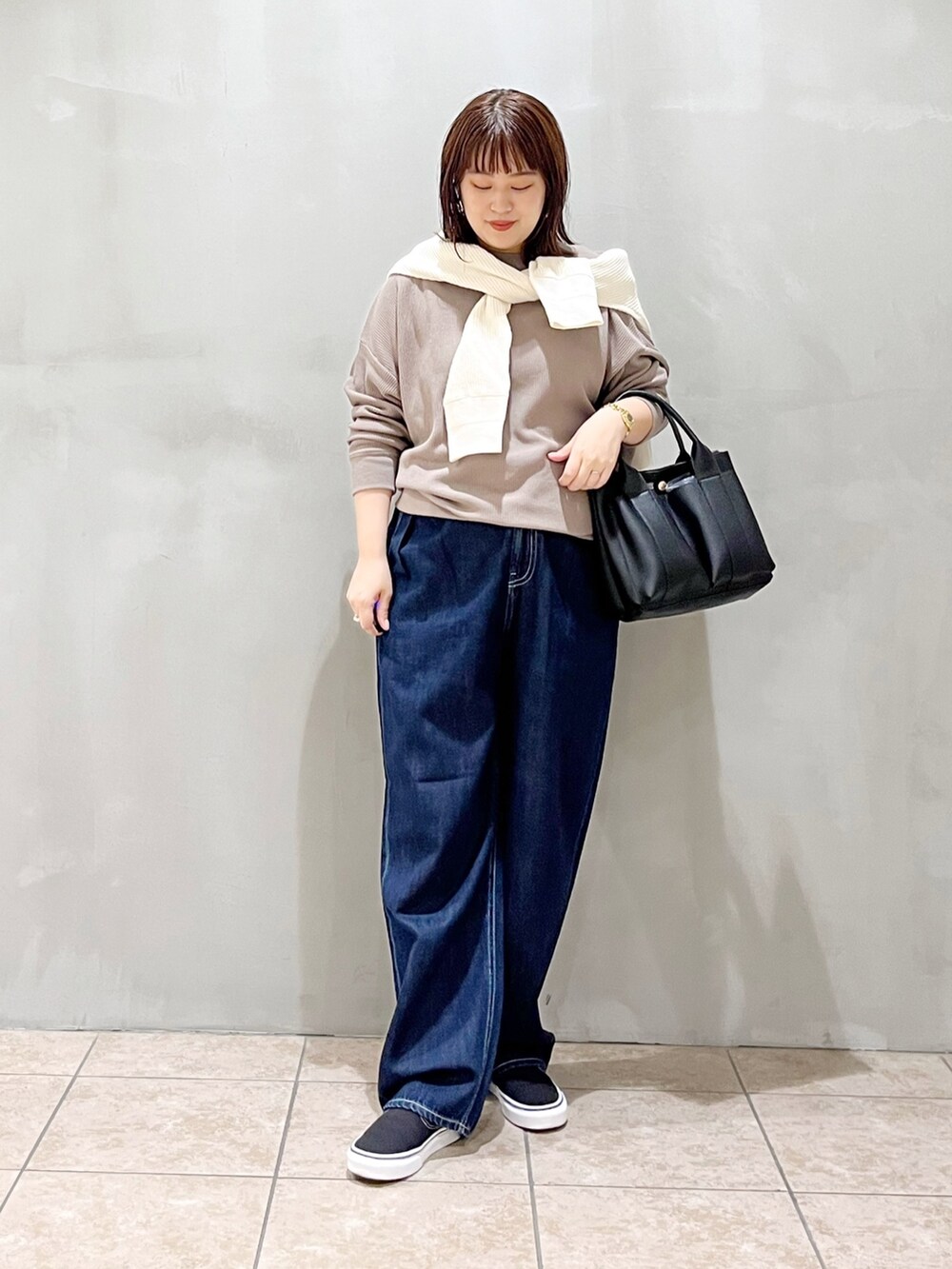 グレー系のTシャツ/カットソー、ホワイト系のカーディガン/ボレロ、ブラック系のトートバッグを着用したレディースの秋コーディネートの8枚目の写真