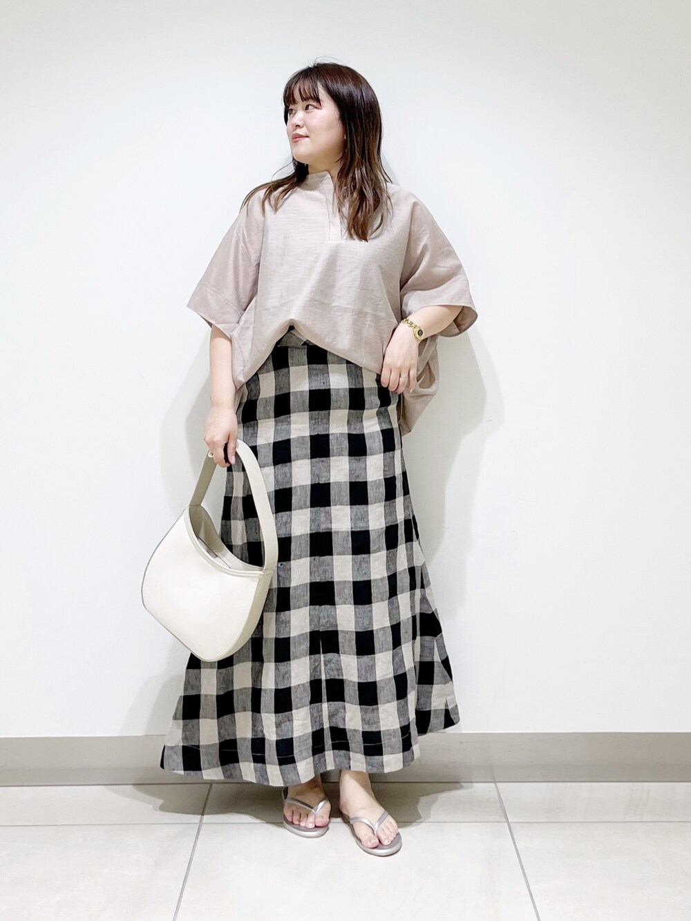 グレー系のシャツ/ブラウス、その他のスカート、ベージュ系のハンドバッグを着用したレディースの夏コーディネートの6枚目の写真
