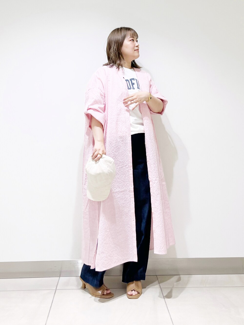 ピンク系のワンピース、ブルー系のTシャツ/カットソー、ベージュ系のサンダルを着用したレディースの夏コーディネートの5枚目の写真