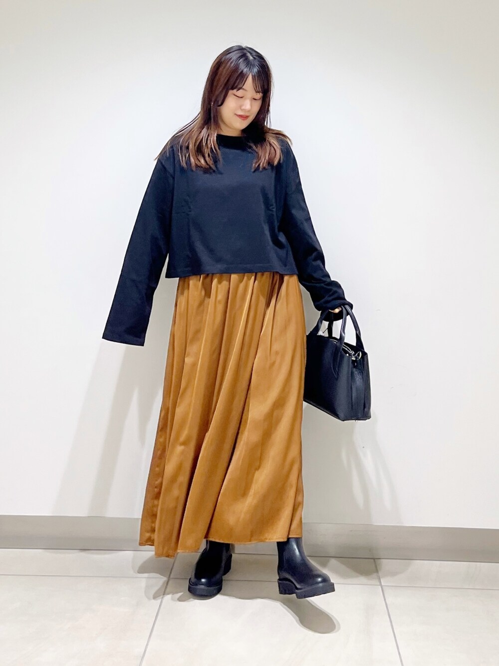ブラック系のTシャツ/カットソー、イエロー系のパンツ、ブラック系のハンドバッグを着用したレディースの夏コーディネートの9枚目の写真