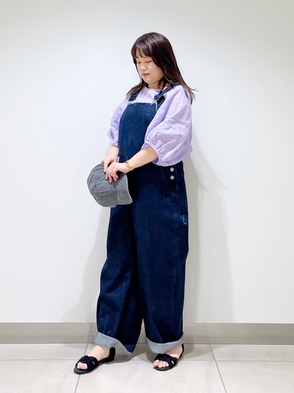 パープル系のシャツ/ブラウス、ブルー系のサロペット/オーバーオール、ブラック系のサンダルを着用したレディースの春コーディネートの2枚目の写真