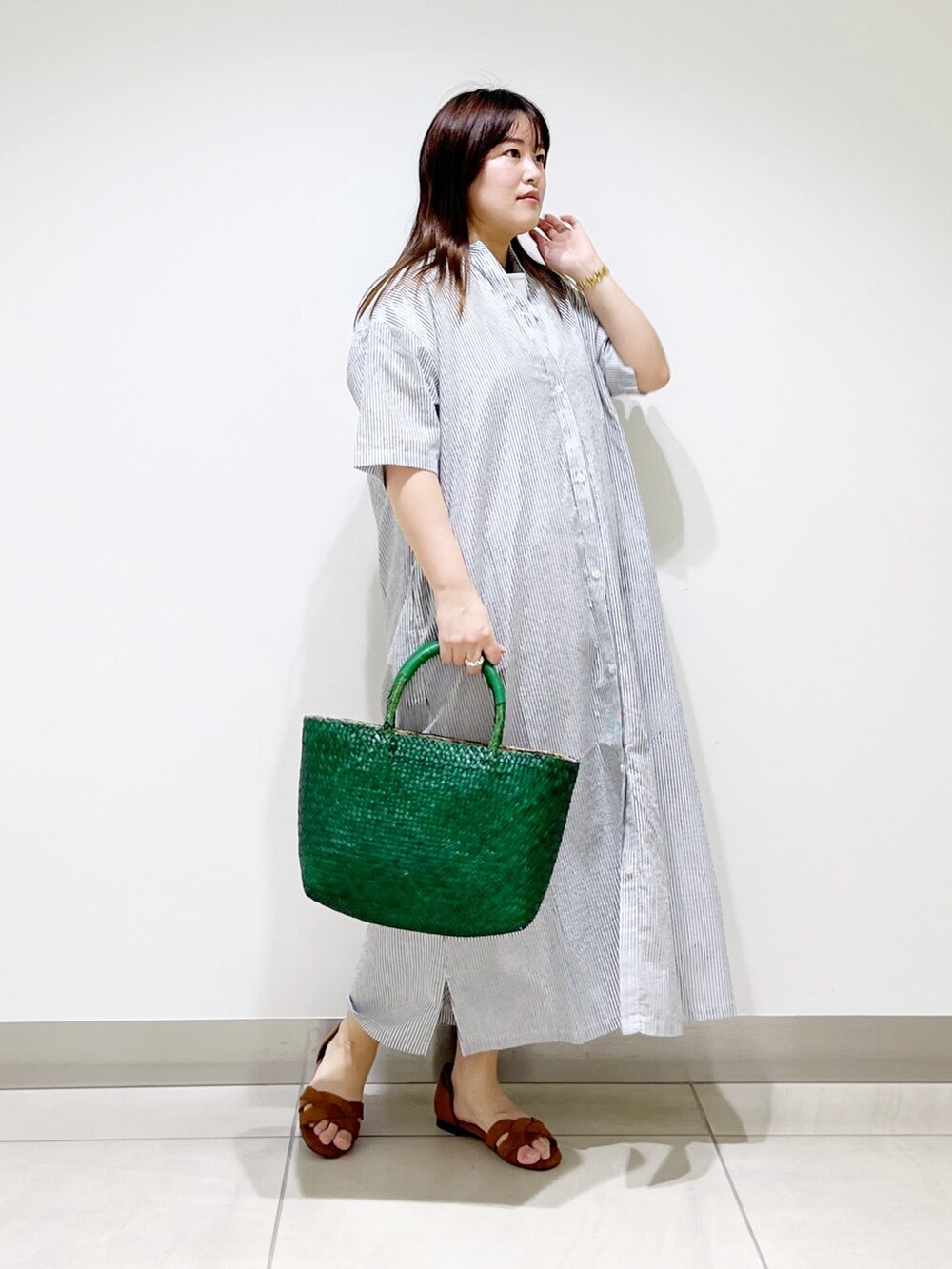 ブラック系のワンピース、グレー系のTシャツ/カットソー、グリーン系のハンドバッグを着用したレディースの夏コーディネートの6枚目の写真