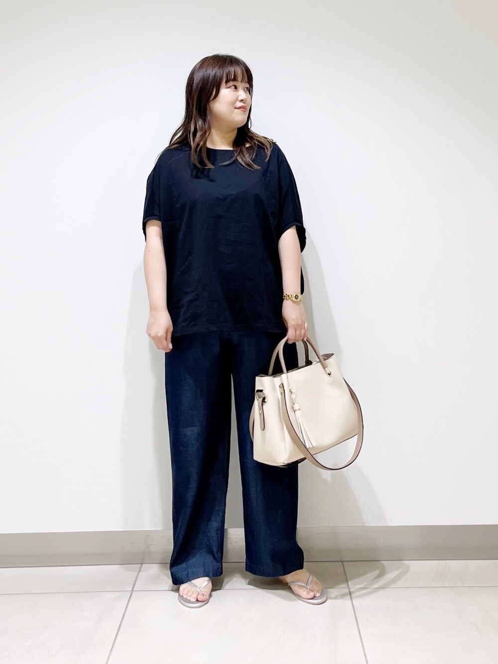 ブラック系のTシャツ/カットソー、ブルー系のその他パンツ、ホワイト系のトートバッグを着用したレディースの夏コーディネートの7枚目の写真