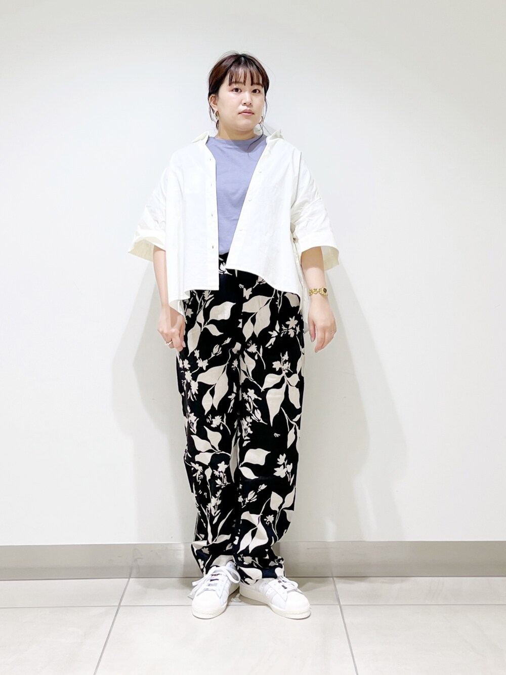 パープル系のTシャツ/カットソー、ブラック系のその他パンツ、ホワイト系のシャツ/ブラウスを着用したレディースの春コーディネートの7枚目の写真