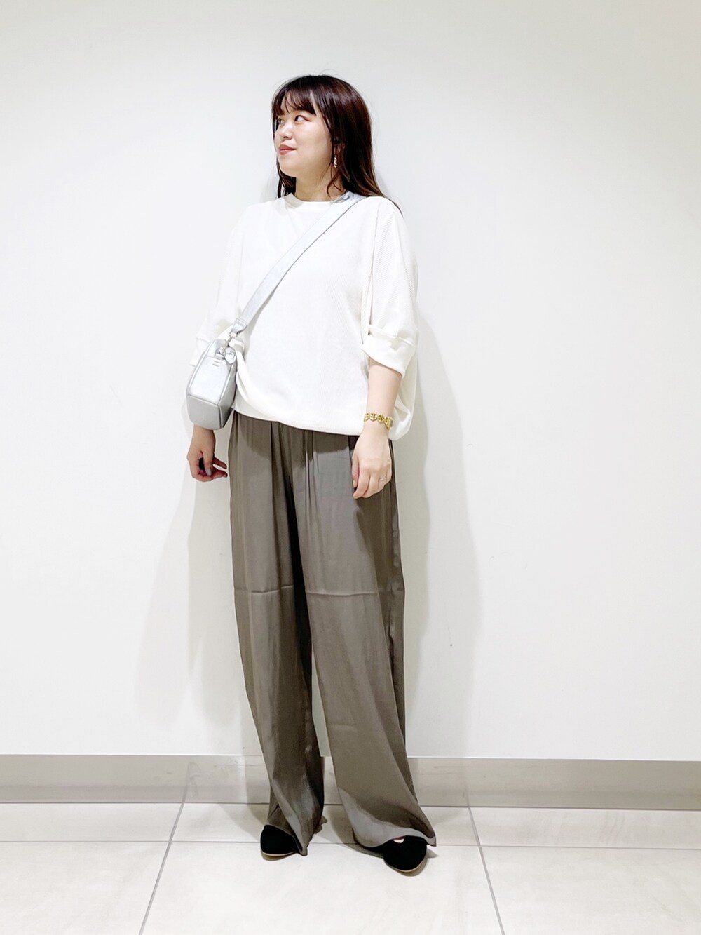 ホワイト系のTシャツ/カットソー、シルバー系のショルダーバッグ、ブラウン系のその他パンツを着用したレディースの夏コーディネートの3枚目の写真