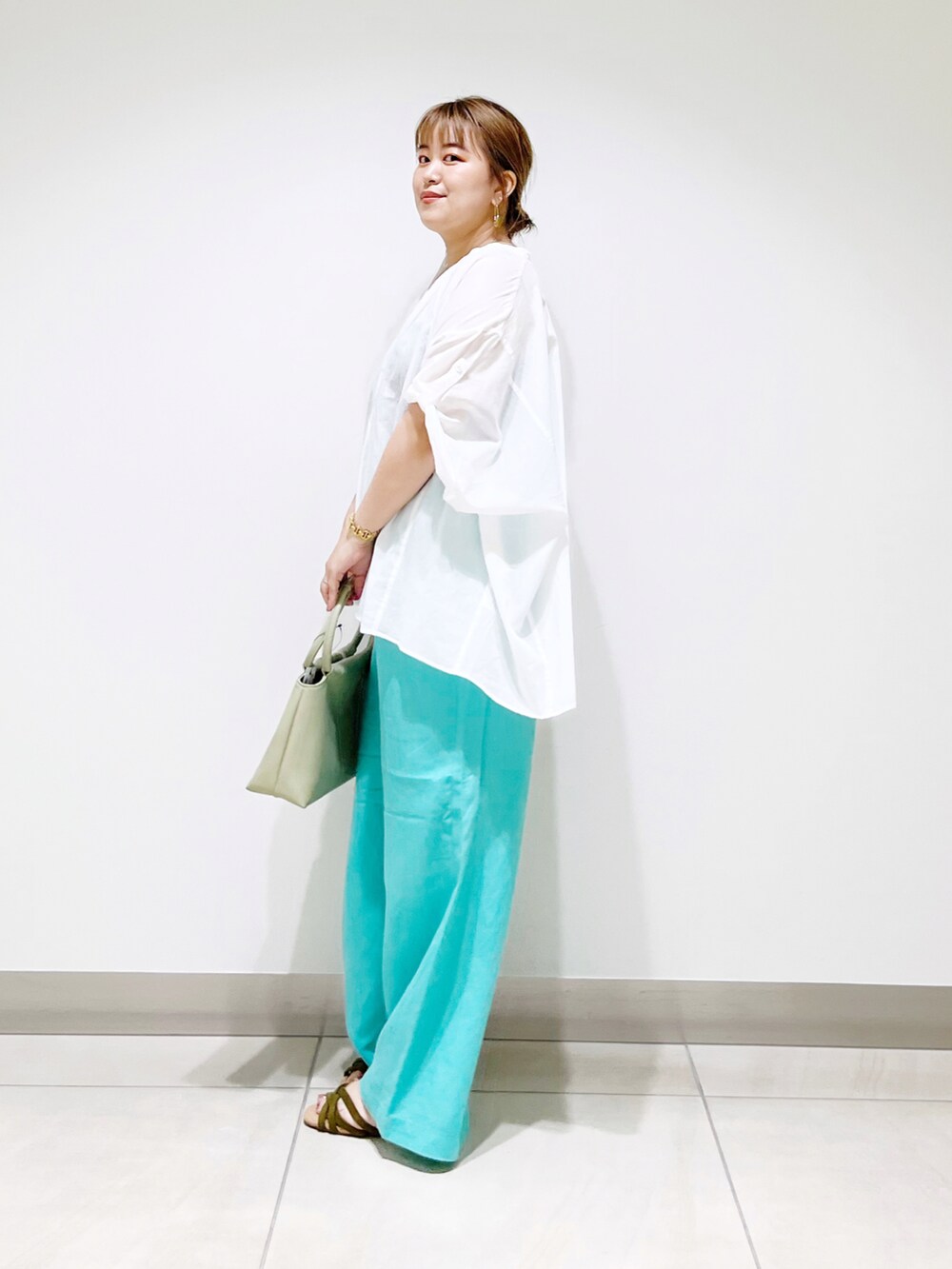 ホワイト系のシャツ/ブラウス、グリーン系のハンドバッグ、ブルー系のその他パンツを着用したレディースの夏コーディネートの3枚目の写真
