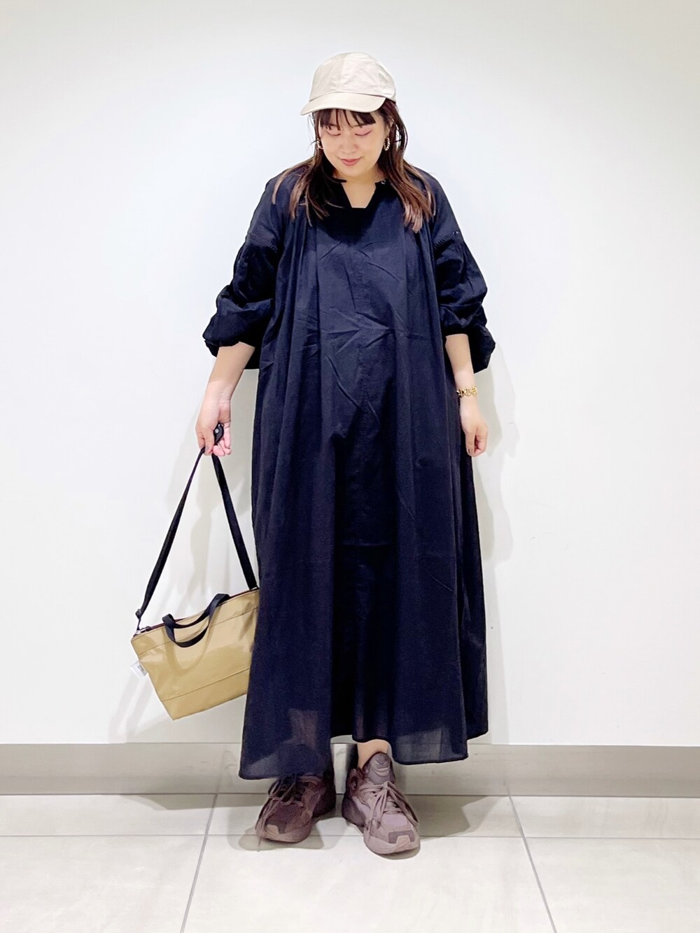 ブルー系のワンピース/ドレス、ベージュ系のショルダーバッグ、ブラウン系のスニーカーを着用したレディースの夏コーディネートの6枚目の写真