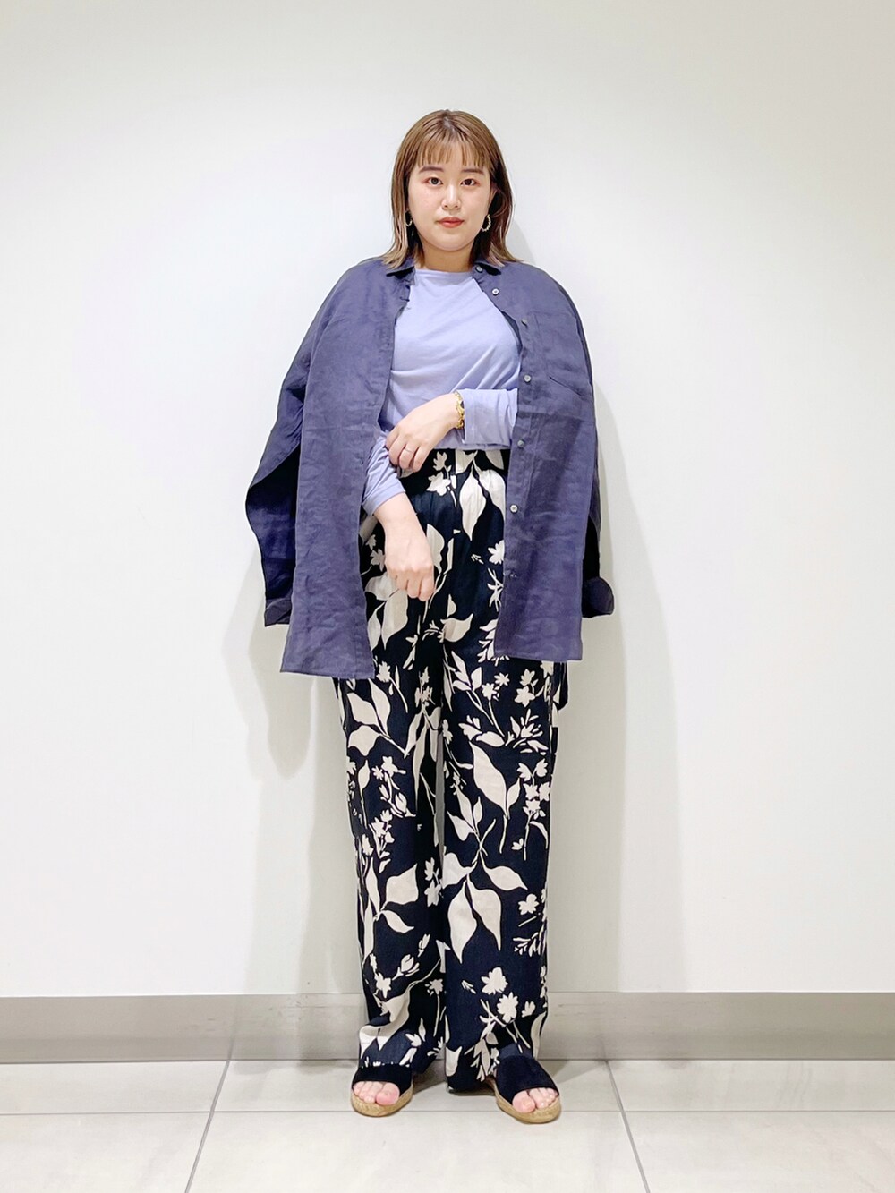 ブラック系のその他パンツ、パープル系のTシャツ/カットソー、グレー系のシャツ/ブラウスを着用したレディースの春コーディネートの4枚目の写真