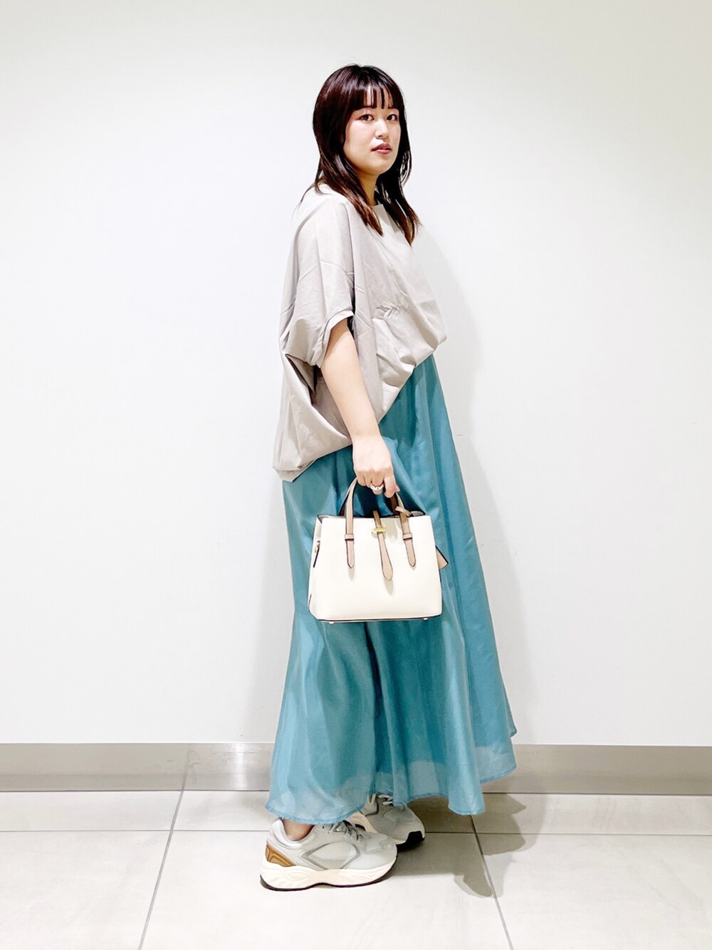 グレー系のTシャツ/カットソー、ホワイト系のスカート、ホワイト系のトートバッグを着用したレディースの夏コーディネートの9枚目の写真