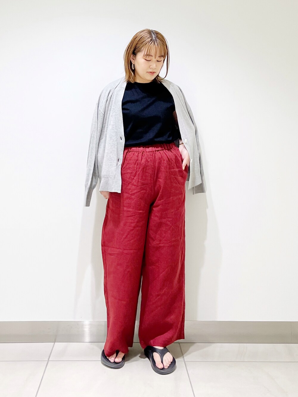 ブラウン系のその他パンツ、ブラック系のTシャツ/カットソー、グレー系のカーディガン/ボレロを着用したレディースの春コーディネートの2枚目の写真