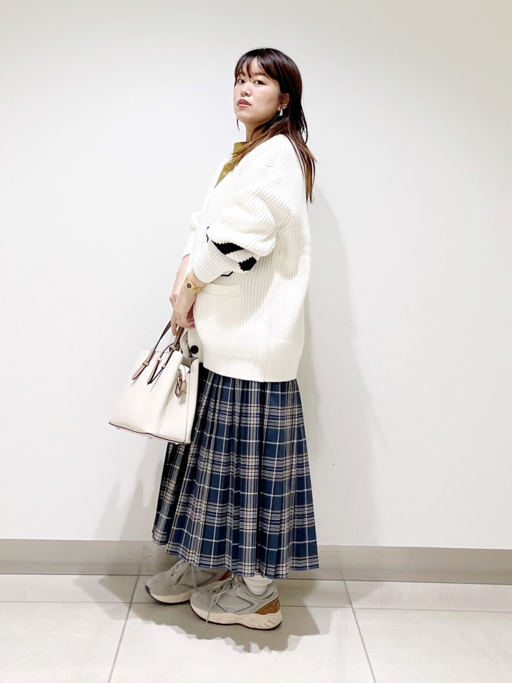 ホワイト系のカーディガン/ボレロ、グリーン系のTシャツ/カットソー、ホワイト系のトートバッグを着用したレディースの夏コーディネートの8枚目の写真