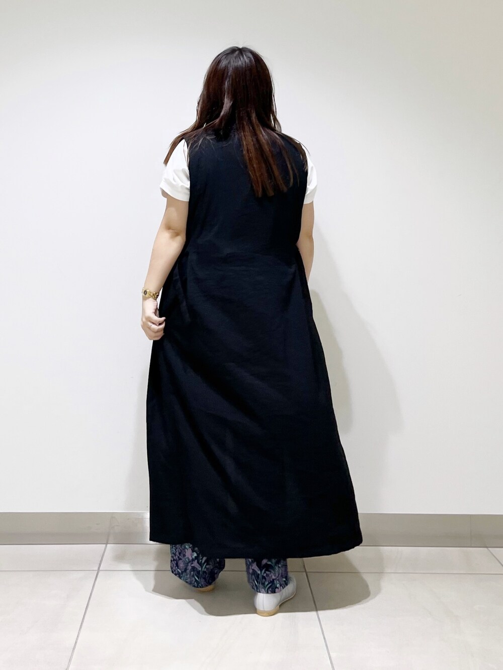 ブラック系のワンピース、ブルー系のその他パンツ、シルバー系のバレエシューズを着用したレディースの夏コーディネートの7枚目の写真