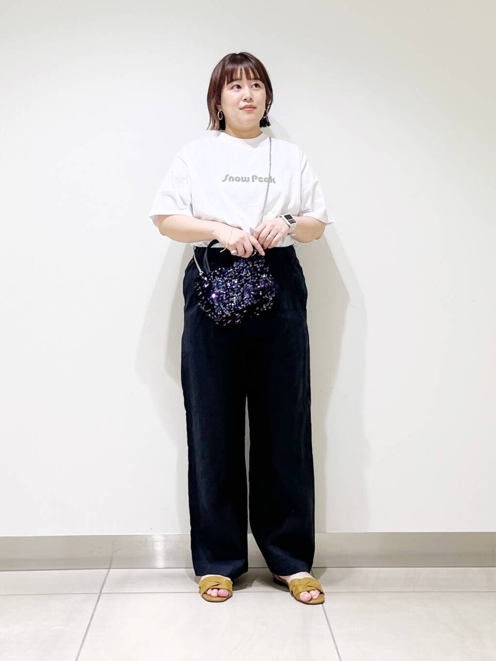 ブラック系のショルダーバッグ、ブラック系のその他パンツ、イエロー系のサンダルを着用したレディースの春コーディネートの8枚目の写真