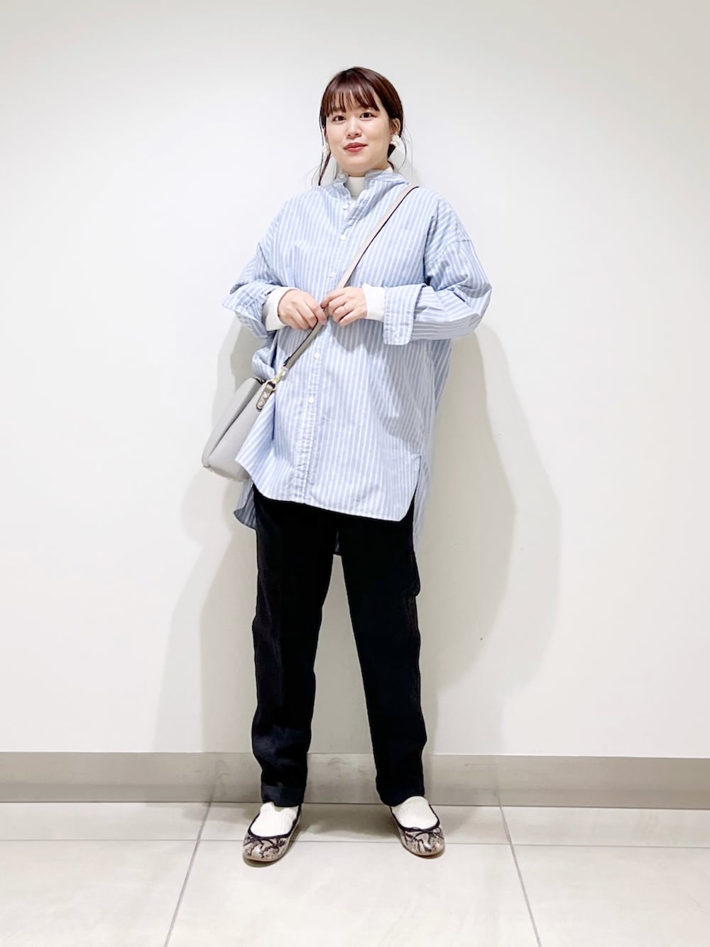 ホワイト系のTシャツ/カットソー、ブルー系のシャツ/ブラウス、グレー系のショルダーバッグを着用したレディースの秋コーディネートの7枚目の写真