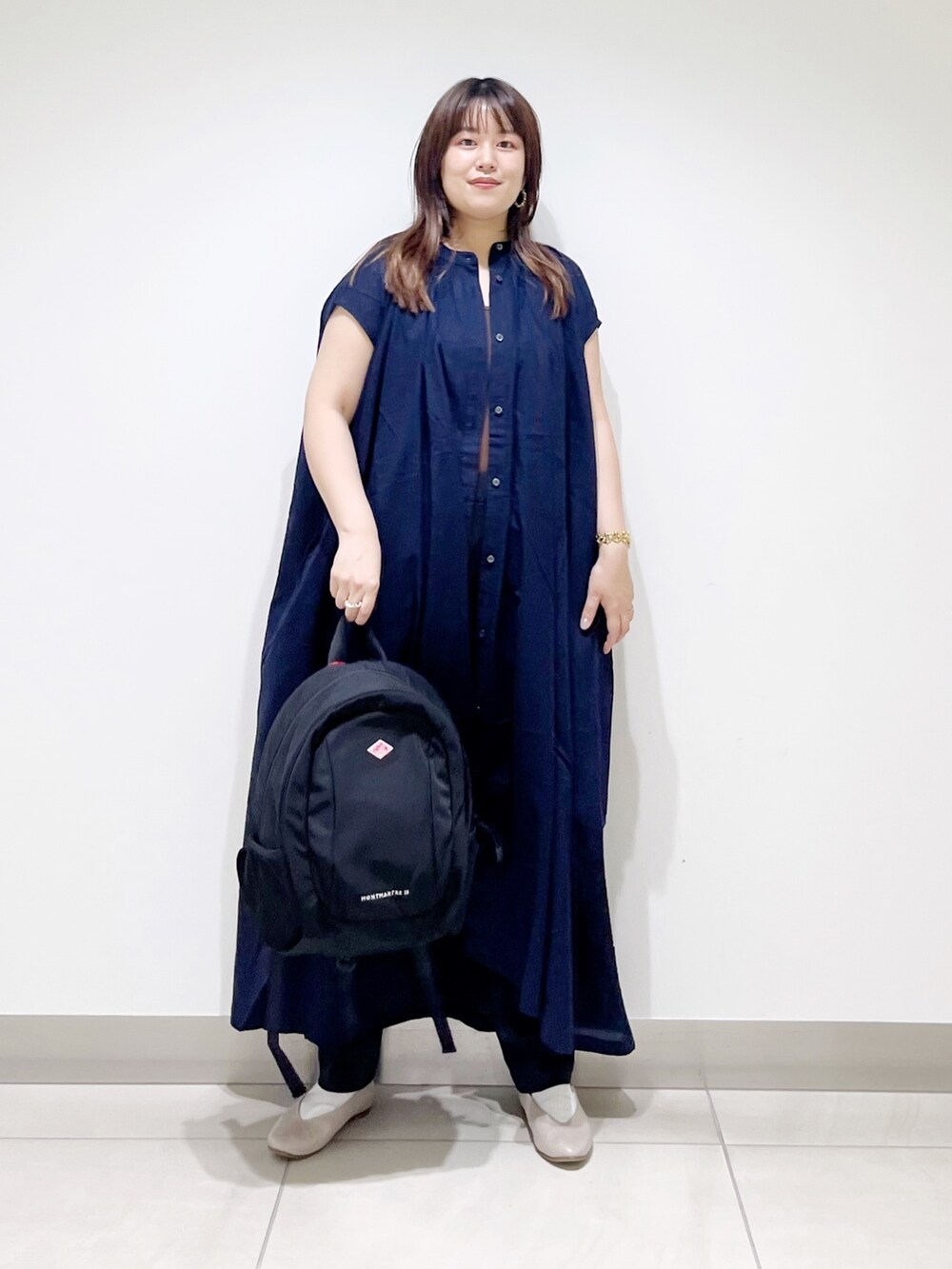 ブラック系のその他パンツ、ブルー系のワンピース、ブラウン系のタンクトップを着用したレディースの夏コーディネートの9枚目の写真