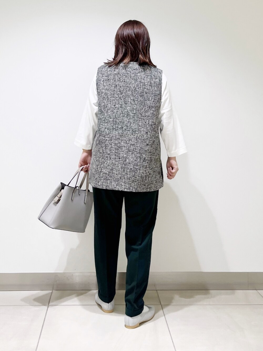 グレー系のトップス、グリーン系のパンツ、グレー系のトートバッグを着用したレディースの夏コーディネートの5枚目の写真