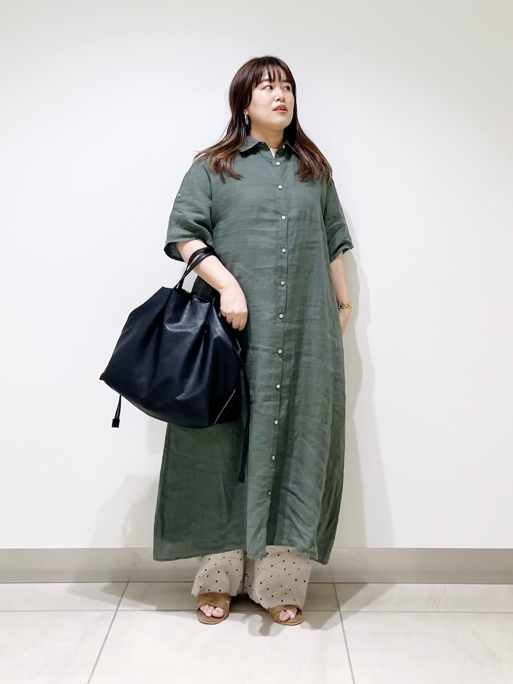 グリーン系のワンピース、ブラック系のトートバッグ、ベージュ系のその他パンツを着用したレディースの夏コーディネートの6枚目の写真