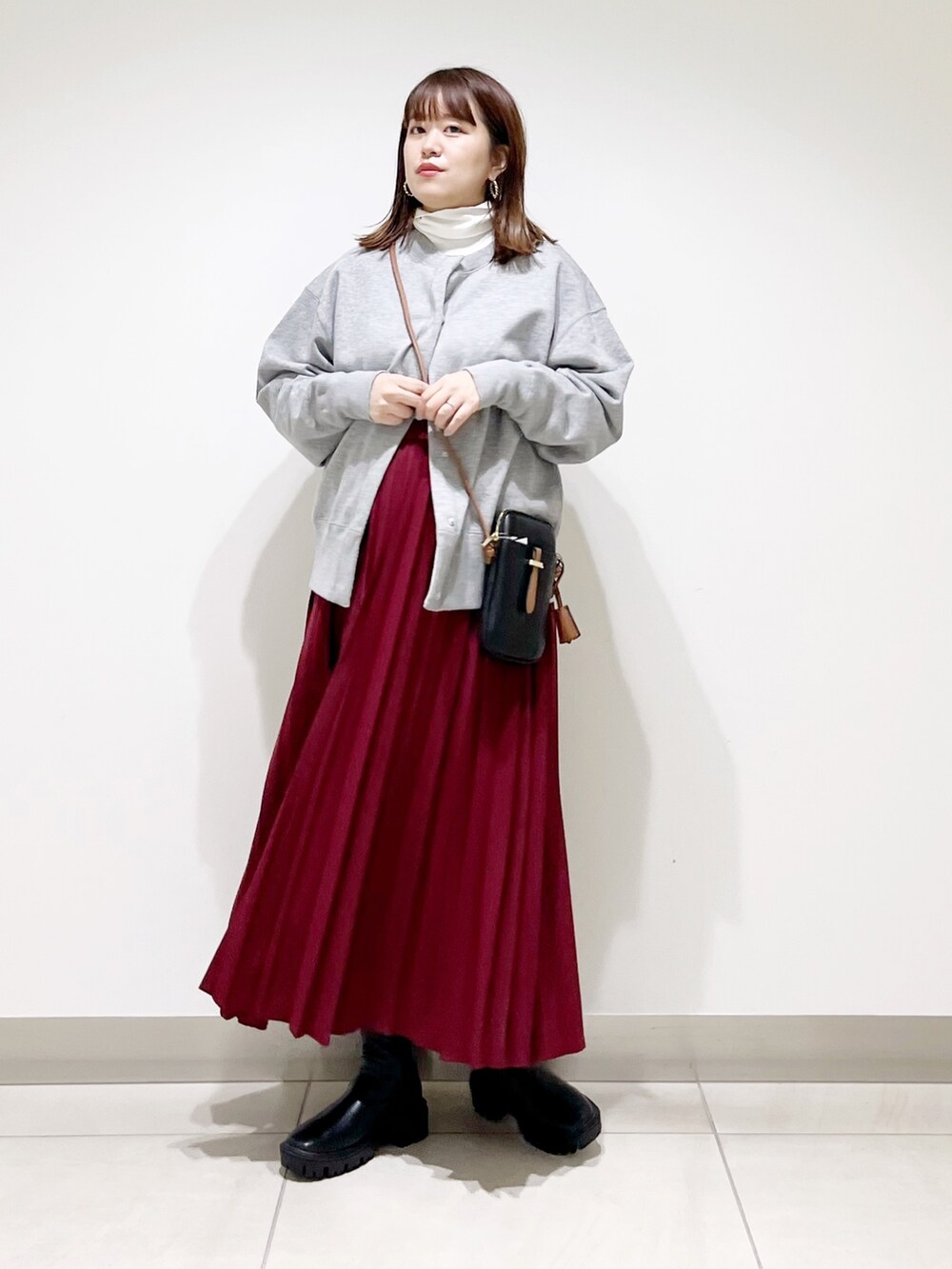 ホワイト系のトップス、グレー系のトップス、その他のスカートを着用したレディースの秋コーディネートの9枚目の写真