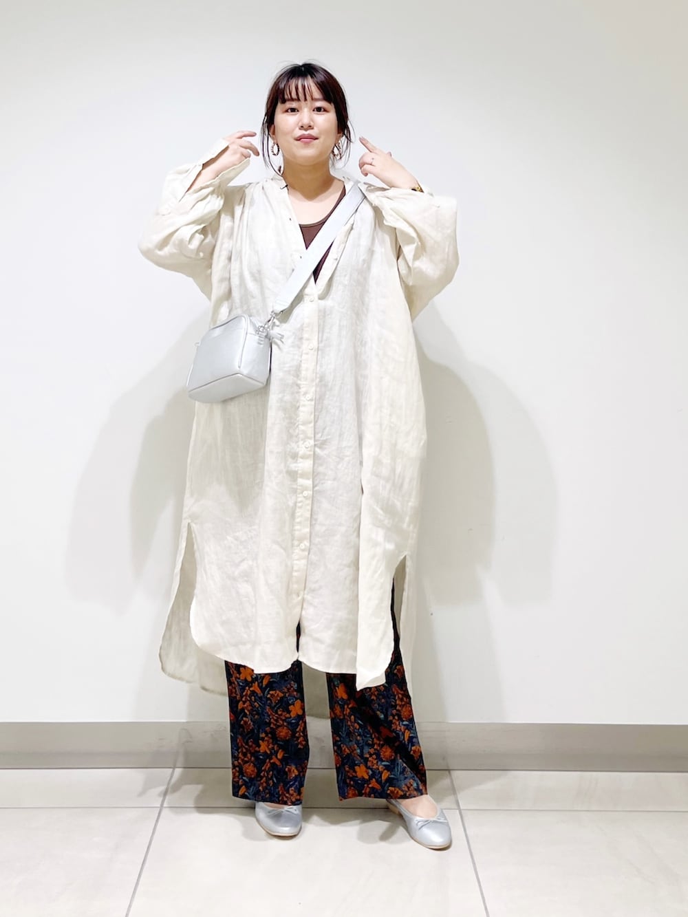 オレンジ系のその他パンツ、シルバー系のバレエシューズ、シルバー系のショルダーバッグを着用したレディースの夏コーディネートの9枚目の写真