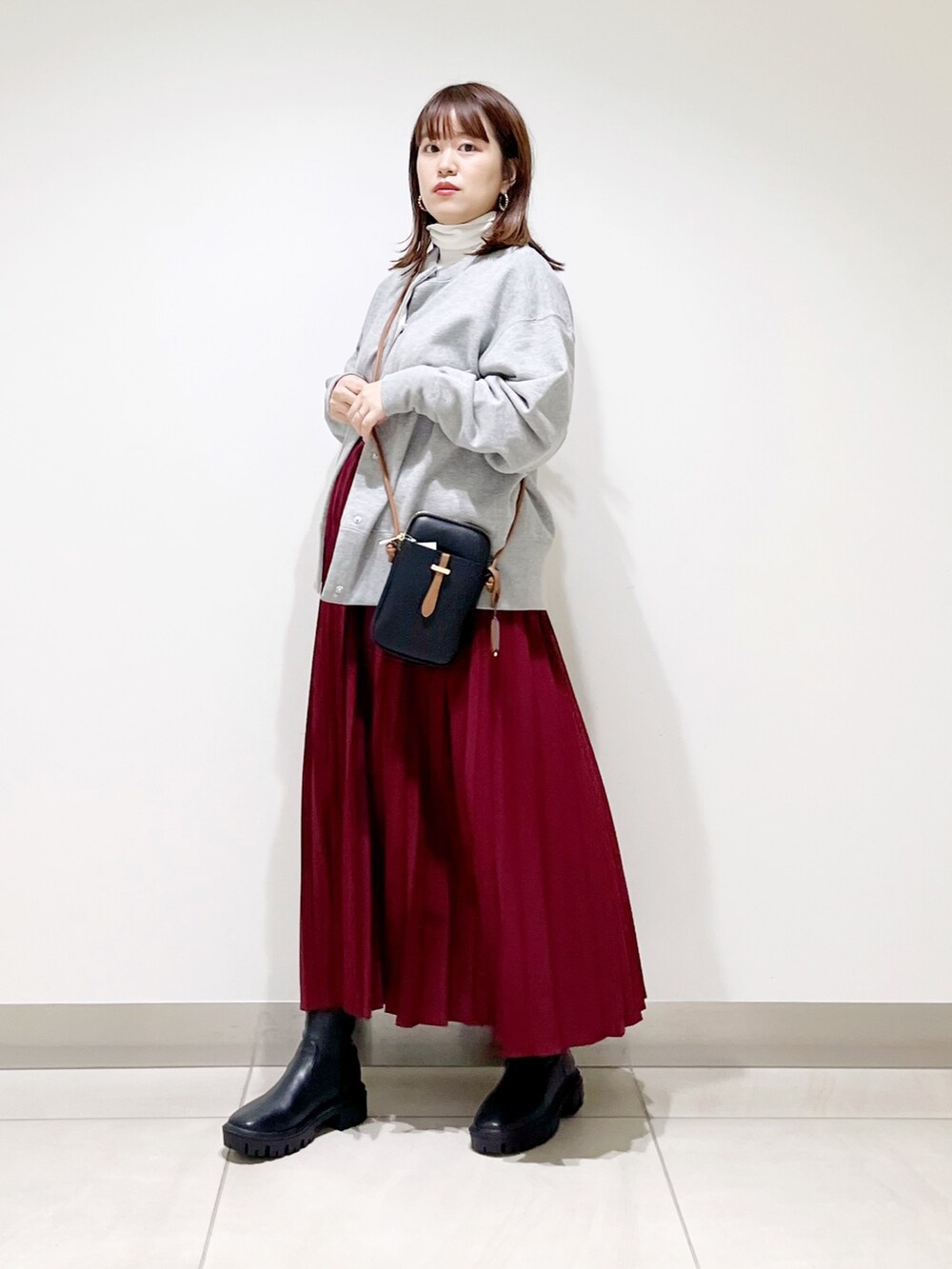 ホワイト系のトップス、グレー系のトップス、その他のスカートを着用したレディースの秋コーディネートの8枚目の写真