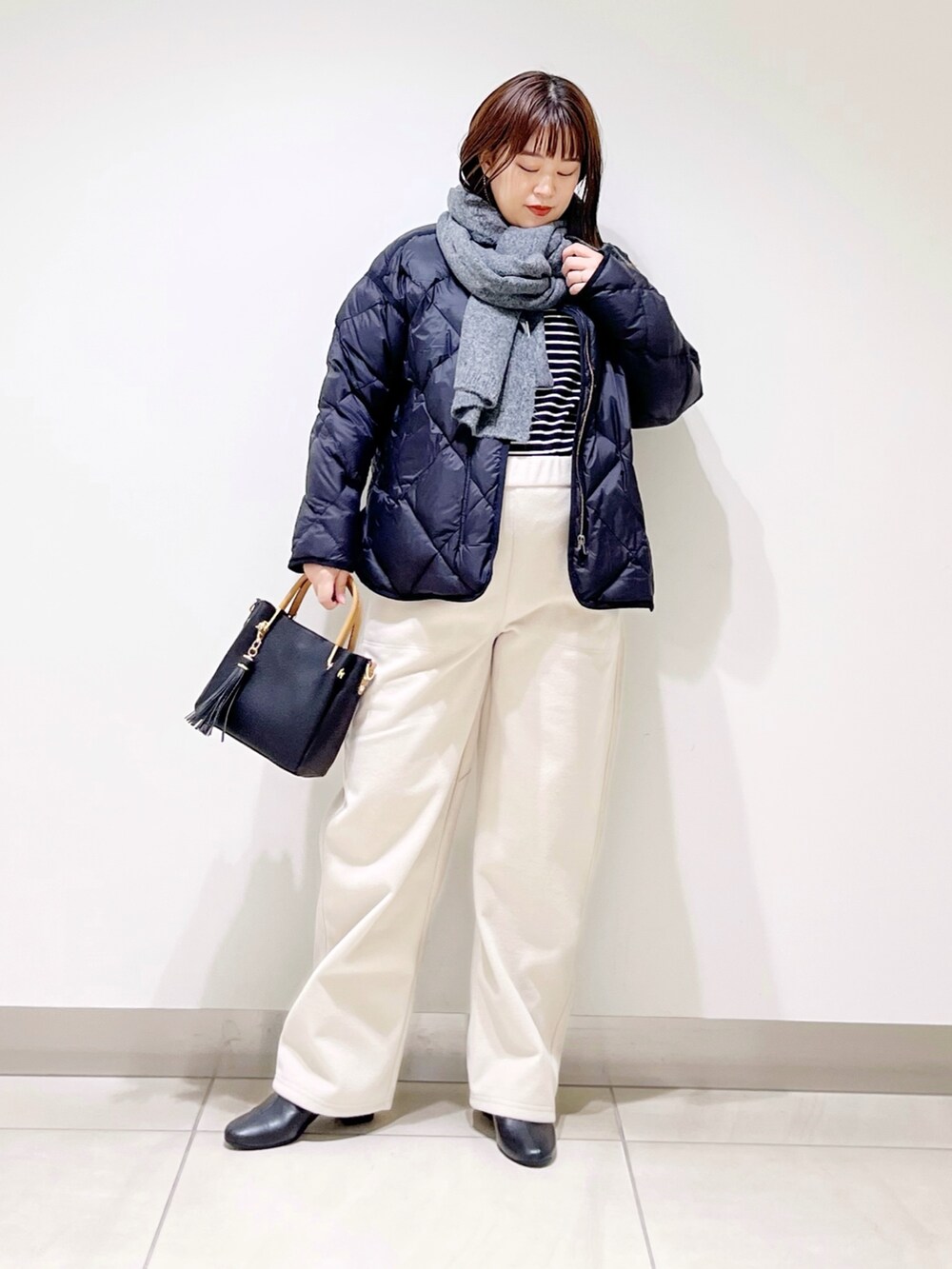 ブラック系のTシャツ/カットソー、ブラック系のダウンジャケット/コート、ブラック系のトートバッグを着用したレディースの秋コーディネートの10枚目の写真