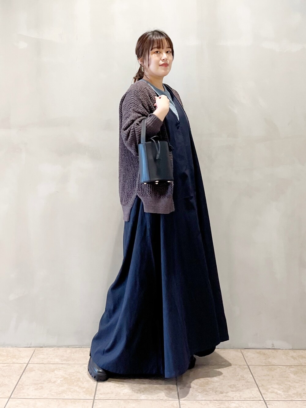 グレー系のカーディガン/ボレロ、ブルー系のワンピース、グレー系のTシャツ/カットソーを着用したレディースの夏コーディネートの8枚目の写真