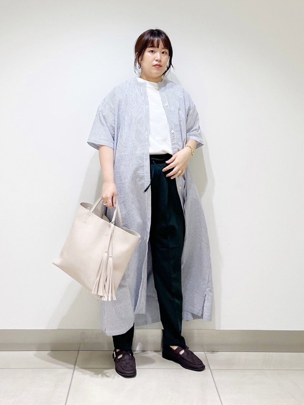 ブルー系のワンピース/ドレス、ホワイト系のトップス、グリーン系のパンツを着用したレディースの夏コーディネートの7枚目の写真