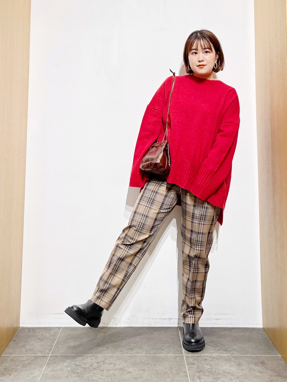 レッド系のニット/セーター、その他のその他パンツ、ブラック系のブーツを着用したレディースの冬コーディネートの4枚目の写真