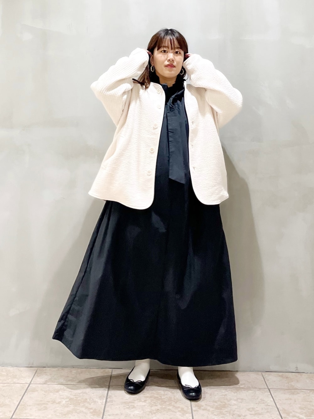 ホワイト系のノーカラージャケット、ブラック系のワンピース/ドレス、ブラック系のバレエシューズを着用したレディースの夏コーディネートの5枚目の写真