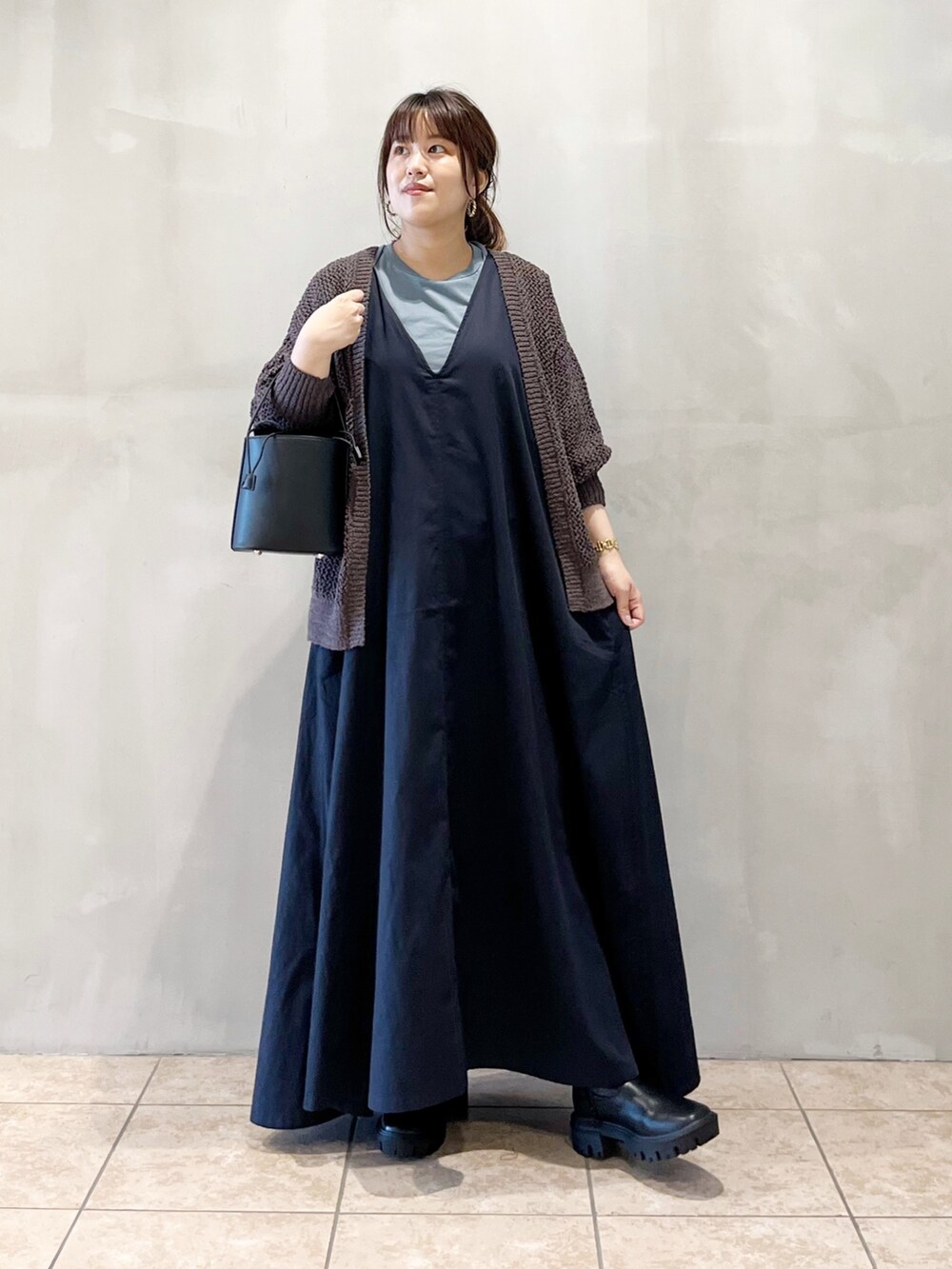 グレー系のカーディガン/ボレロ、ブルー系のワンピース、グレー系のTシャツ/カットソーを着用したレディースの夏コーディネートの6枚目の写真