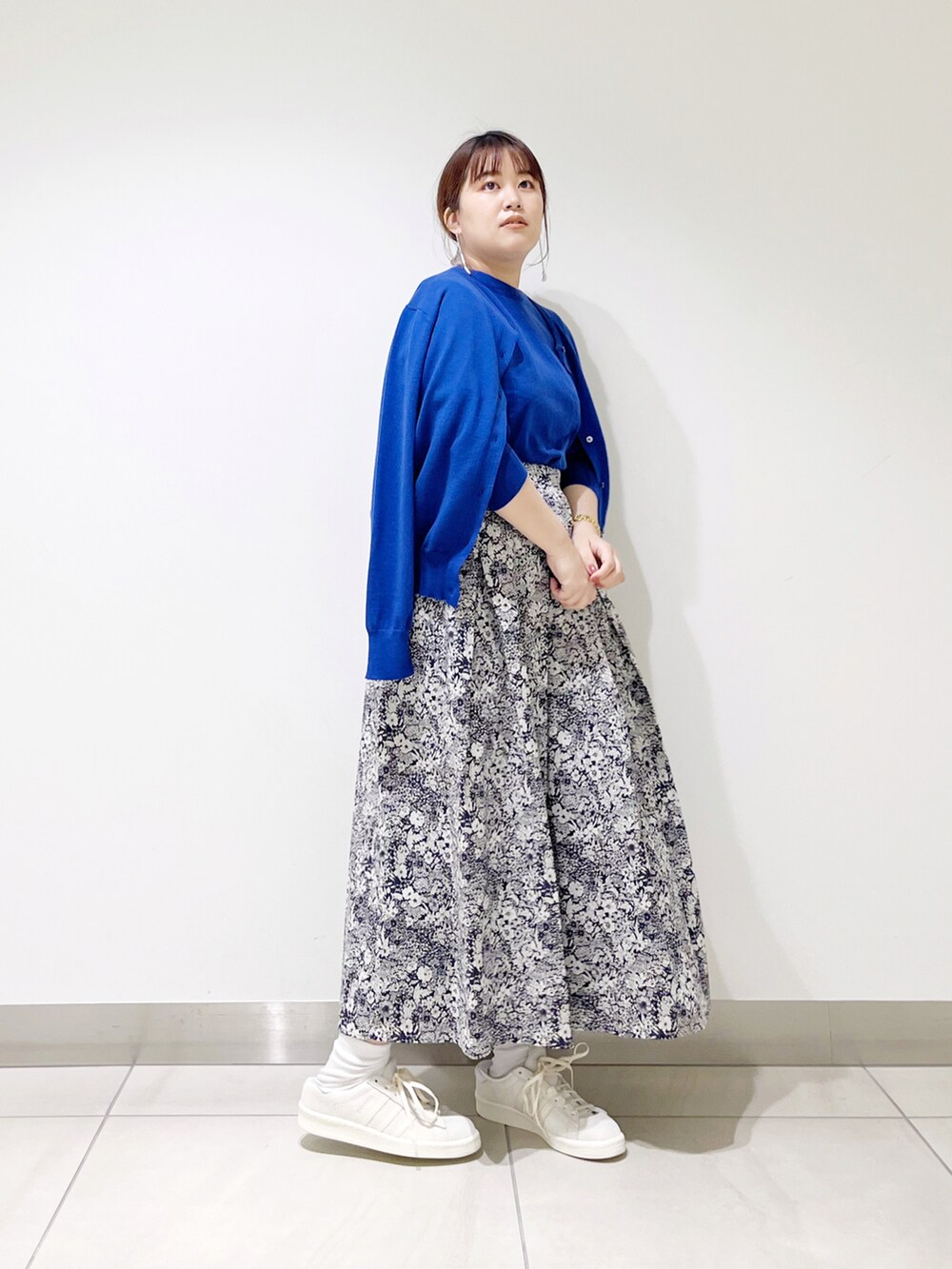ブルー系のニット/セーター、ブルー系のカーディガン/ボレロ、ブルー系のスカートを着用したレディースの冬コーディネートの5枚目の写真
