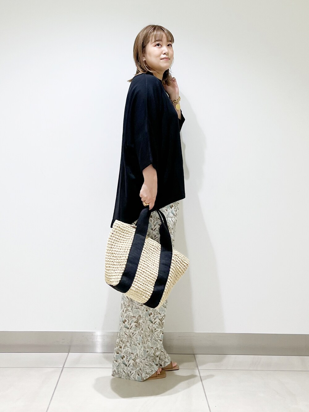 ホワイト系のその他パンツ、ベージュ系のトートバッグ、ブラック系のTシャツ/カットソーを着用したレディースの春コーディネートの4枚目の写真