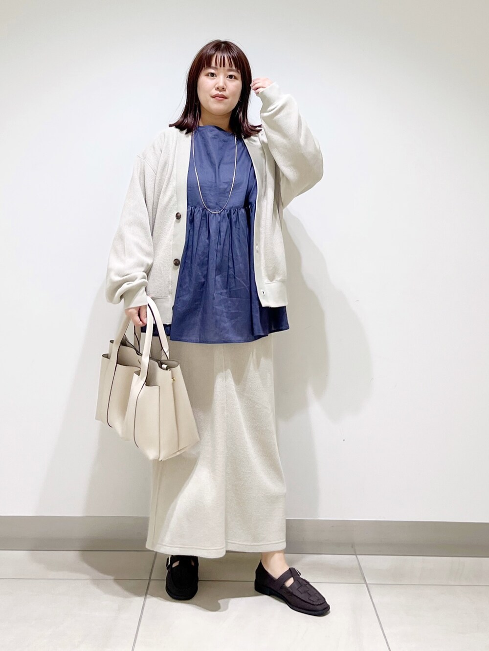 ブルー系のシャツ/ブラウス、ベージュ系のカーディガン/ボレロ、ベージュ系のスカートを着用したレディースの夏コーディネートの5枚目の写真