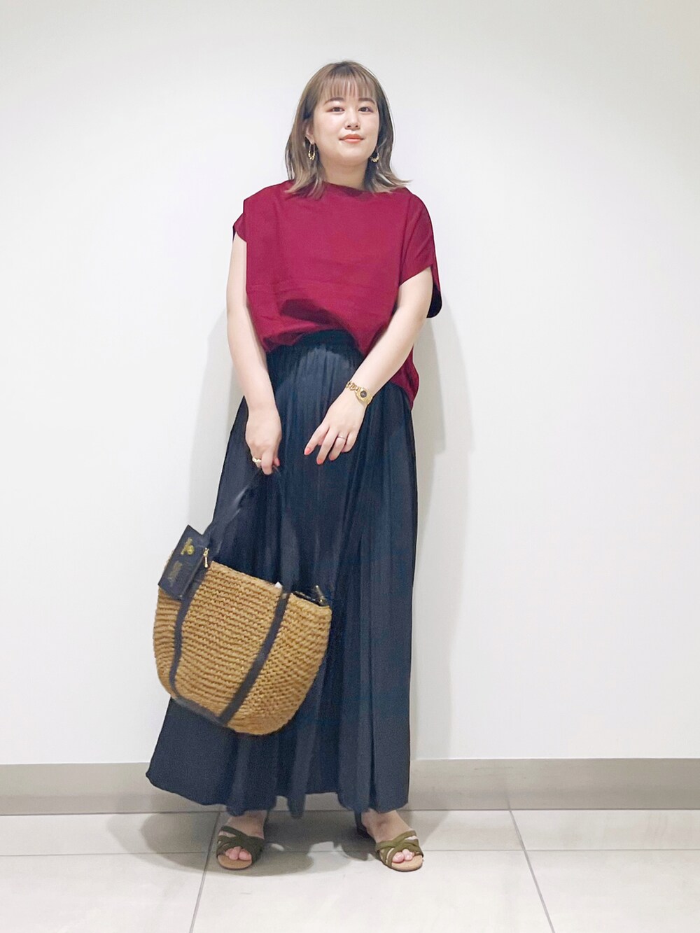 レッド系のTシャツ/カットソー、イエロー系のトートバッグ、ブラック系のその他パンツを着用したレディースの夏コーディネートの5枚目の写真