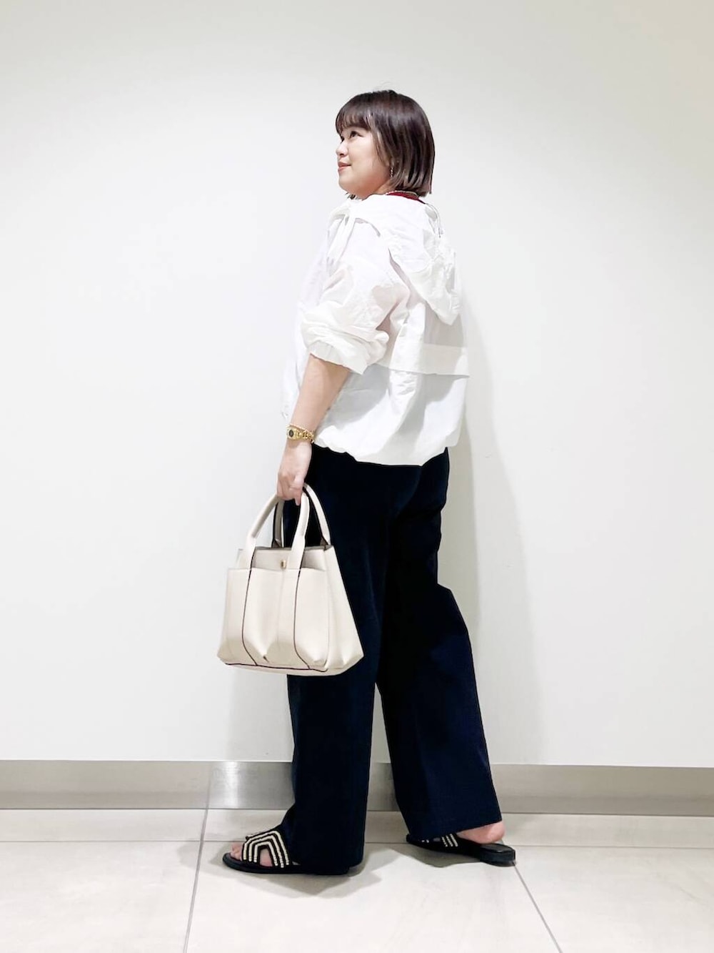 ホワイト系のトートバッグ、ブルー系のその他パンツ、ホワイト系のパーカーを着用したレディースの春コーディネートの6枚目の写真