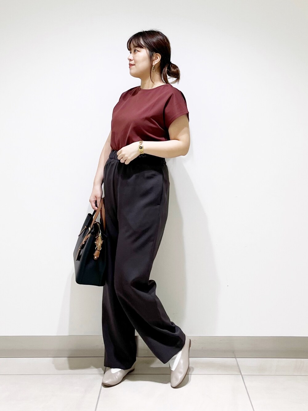 レッド系のTシャツ/カットソー、グレー系のその他パンツ、ブラック系のトートバッグを着用したレディースの夏コーディネートの9枚目の写真