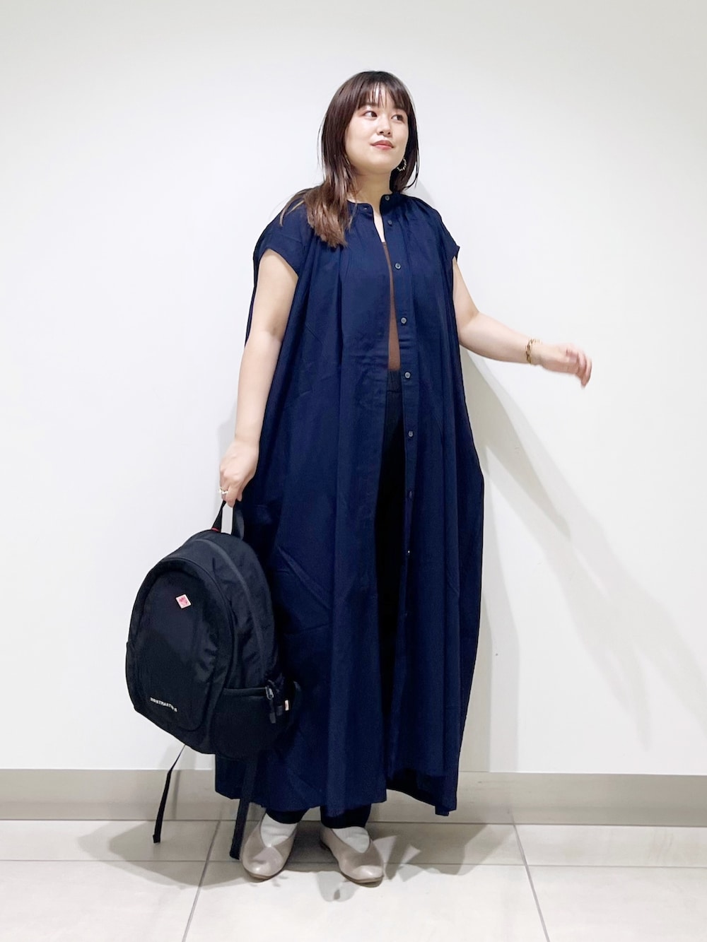 ブラック系のその他パンツ、ブルー系のワンピース、ブラウン系のタンクトップを着用したレディースの夏コーディネートの7枚目の写真