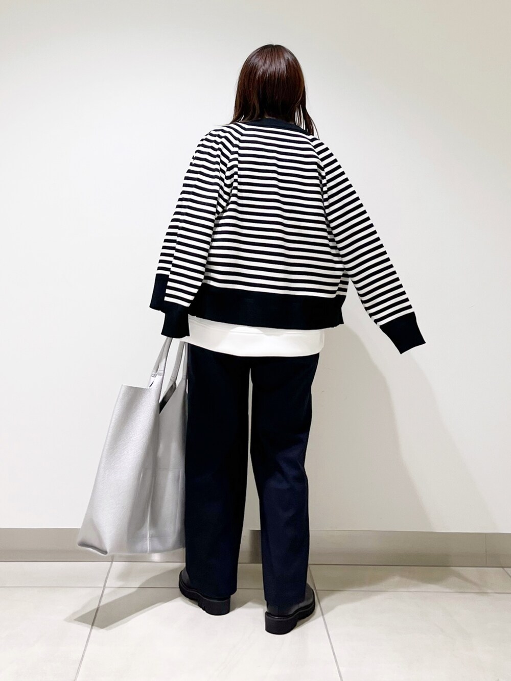 ホワイト系のTシャツ/カットソー、ブラック系のカーディガン/ボレロ、ブルー系のその他パンツを着用したレディースの秋コーディネートの5枚目の写真