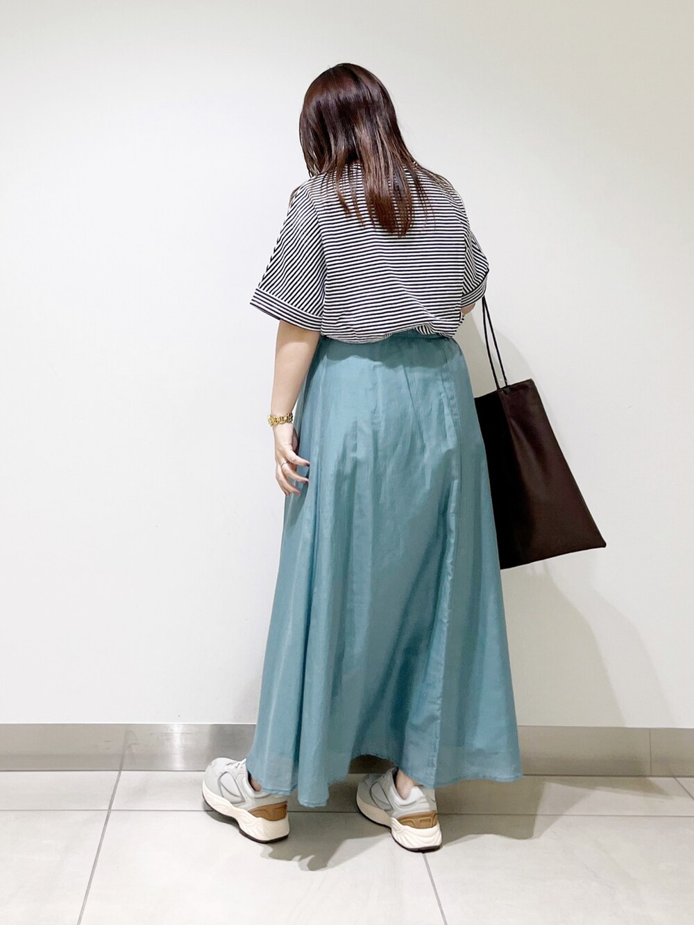 ホワイト系のTシャツ/カットソー、ホワイト系のスカート、ブラウン系のトートバッグを着用したレディースの夏コーディネートの7枚目の写真