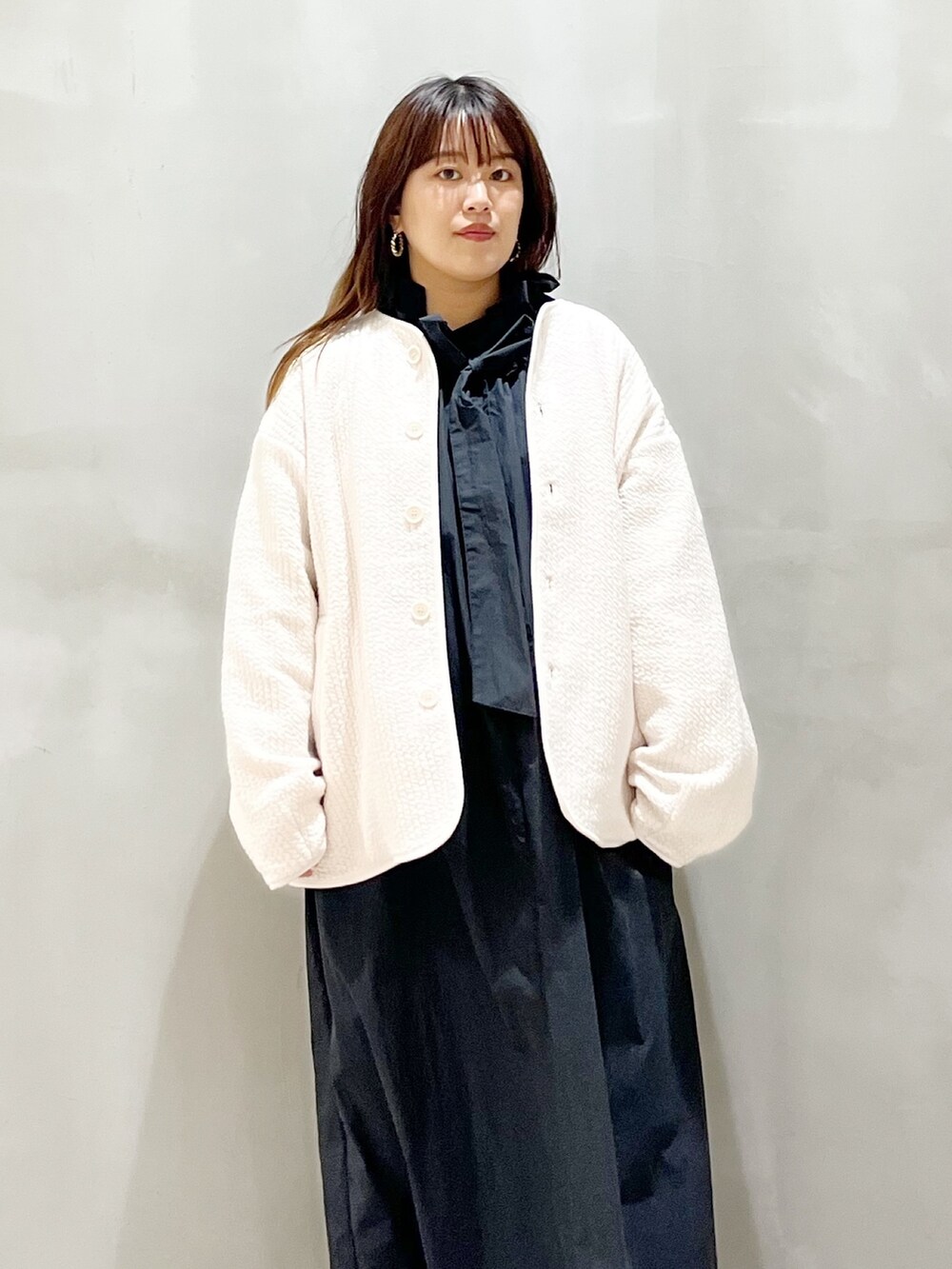 ホワイト系のノーカラージャケット、ブラック系のワンピース/ドレス、ブラック系のバレエシューズを着用したレディースの夏コーディネートの2枚目の写真