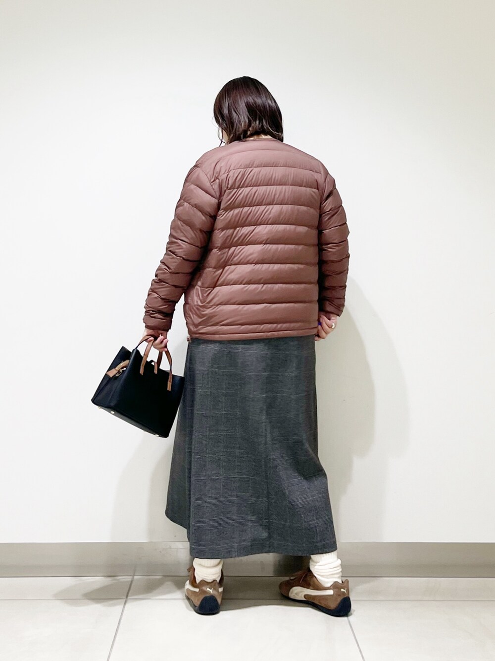 ピンク系のその他アウター、ベージュ系のニット/セーター、その他のワンピースを着用したレディースの秋コーディネートの6枚目の写真