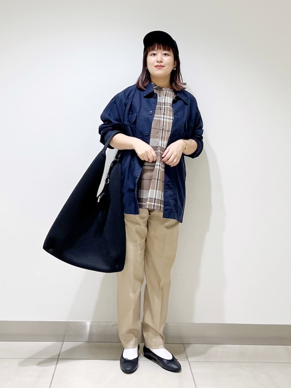 ベージュ系のシャツ/ブラウス、ブルー系のその他アウター、ブラック系のトートバッグを着用したレディースの秋コーディネートの7枚目の写真