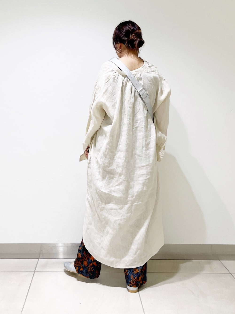 オレンジ系のその他パンツ、シルバー系のバレエシューズ、シルバー系のショルダーバッグを着用したレディースの夏コーディネートの7枚目の写真