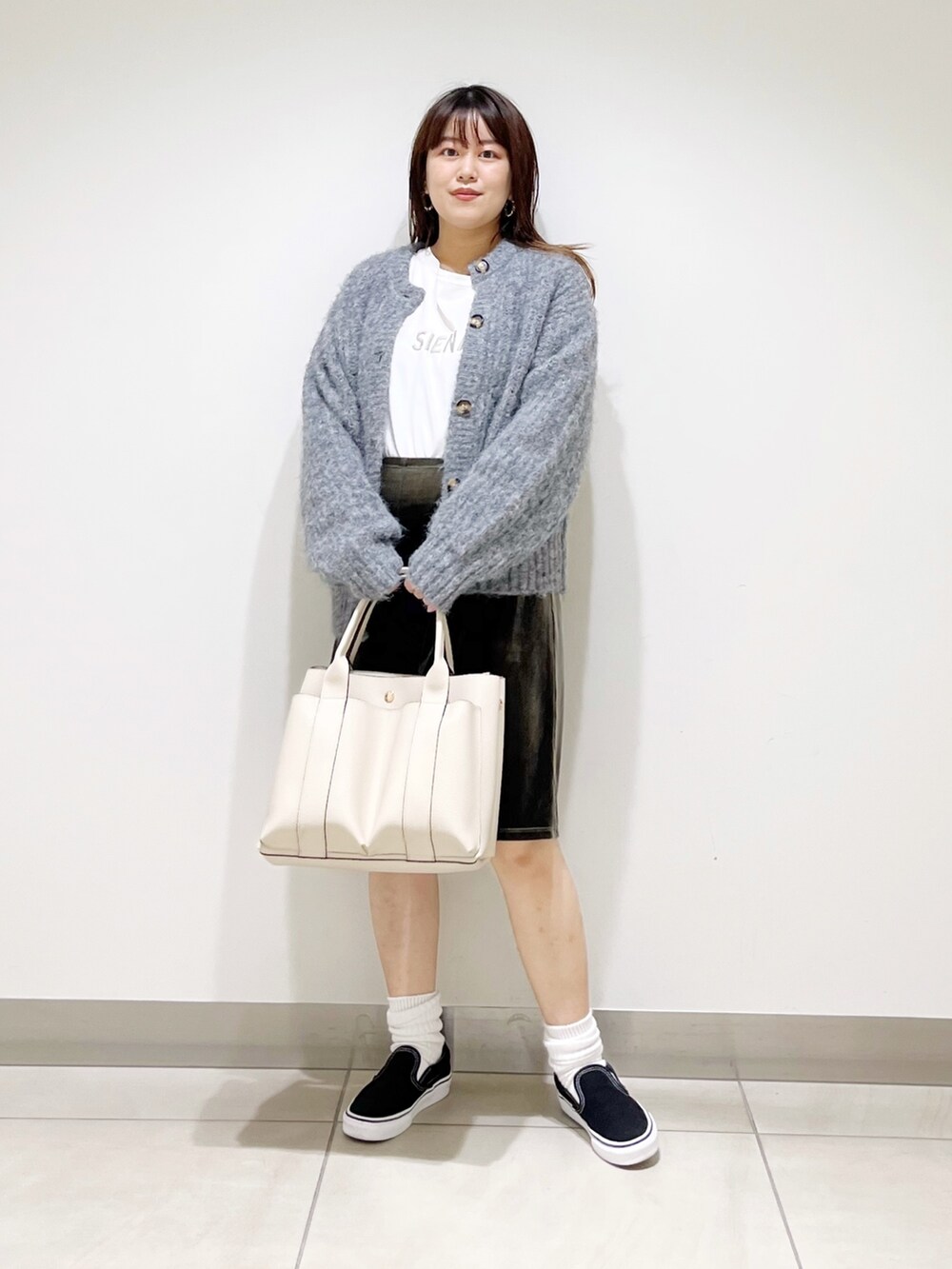 グリーン系のその他パンツ、グレー系のカーディガン/ボレロ、ベージュ系のTシャツ/カットソーを着用したレディースの夏コーディネートの10枚目の写真